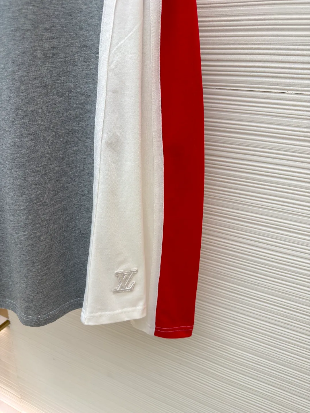 LOUIS VUITTON SKI ski series color matching long sleeves ●Original version: purchased and developed by 10407 ●Item number: 1681669-A55 ●Fabric: cotton fabric ●Technology: embroidery production ●Color: red, white and gray ●Version: fitted version ●Weight: about 410 grams ●Size: S-M-L-XL ●Description: This long-sleeved top is designed with multi-color splicing. The main body is made of high-quality pure cotton fabric. It feels soft, skin-friendly and has good breathability. The shoulders and sleeves use contrasting splicing technology. The red and white splicing lines are smooth and natural, showing superb tailoring technology. The three-dimensional embroidered letter pattern on the left arm adopts multi-layer embroidery technology. The lines are full and three-dimensional, rich in layering, and highlight the brand recognition. The gray area on the chest uses seamless splicing technology to ensure that the overall shape is smooth and crisp. The cuffs and hem adopt fine double-thread seaming technology to enhance durability and prevent seams from opening. The hemming at the neckline is delicate and comfortable to wear without rubbing against the skin. The overall workmanship is fine, and every stitch is even and neat, reflecting the high-quality production process. The overall wiring is straight and delicate, the fabric is comfortable and soft, and the color is consistent without color difference. It can be matched with the same style to create a fashionable look and control various occasions. Customized accessories, complete with three standards, same style for men and women!